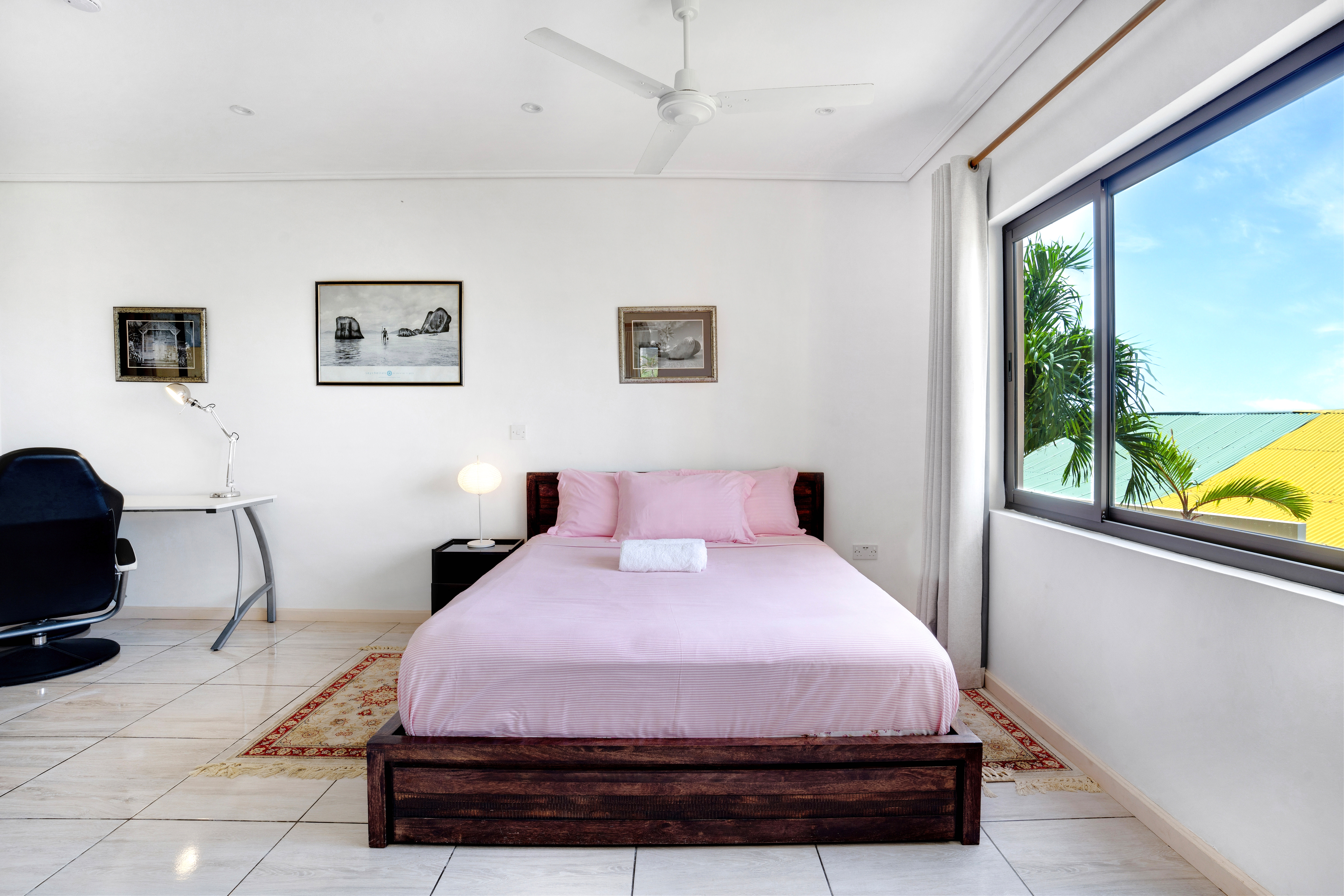 Bedroom Red room sea view