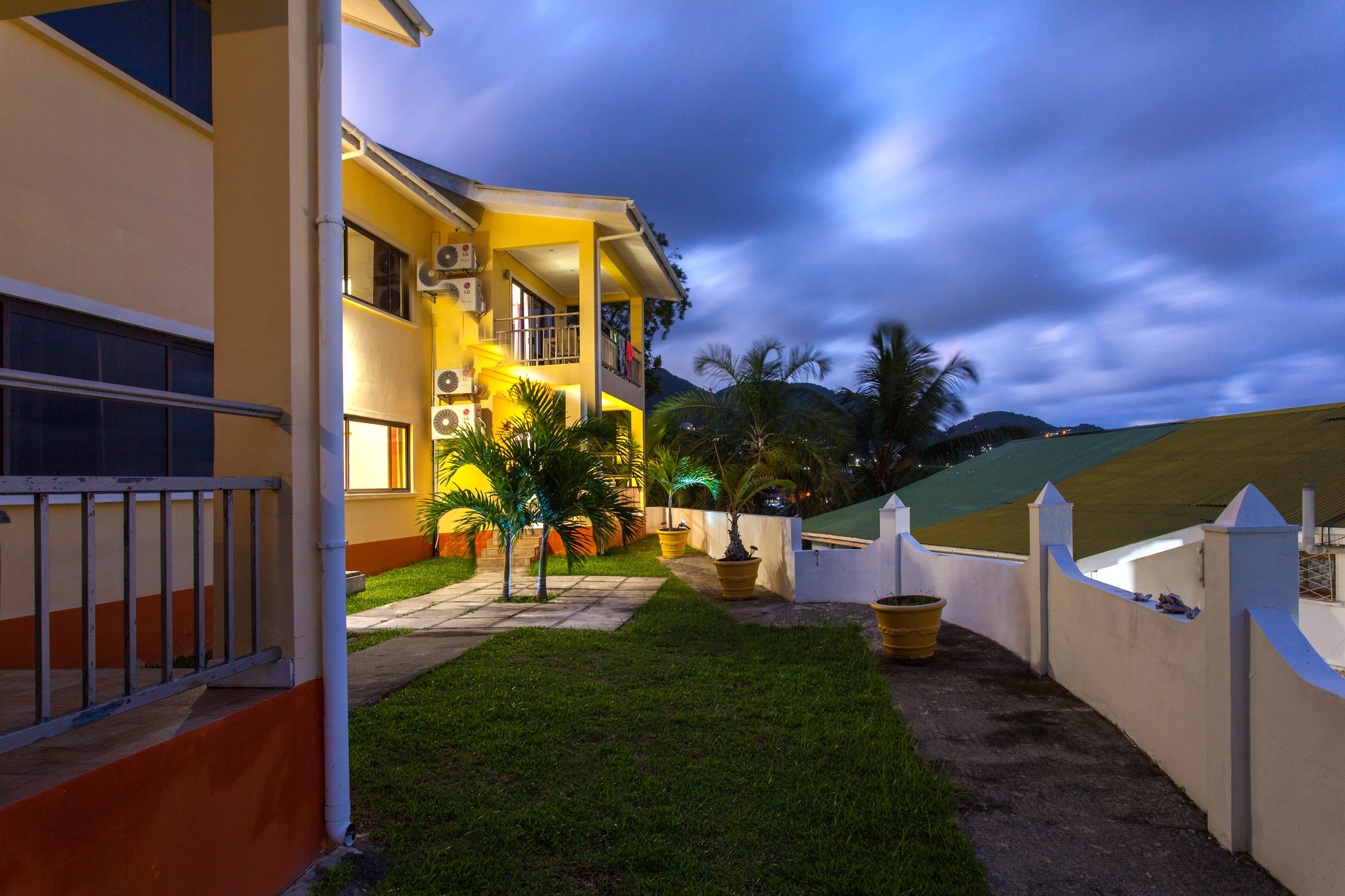 At night Dar & Douce Apartments