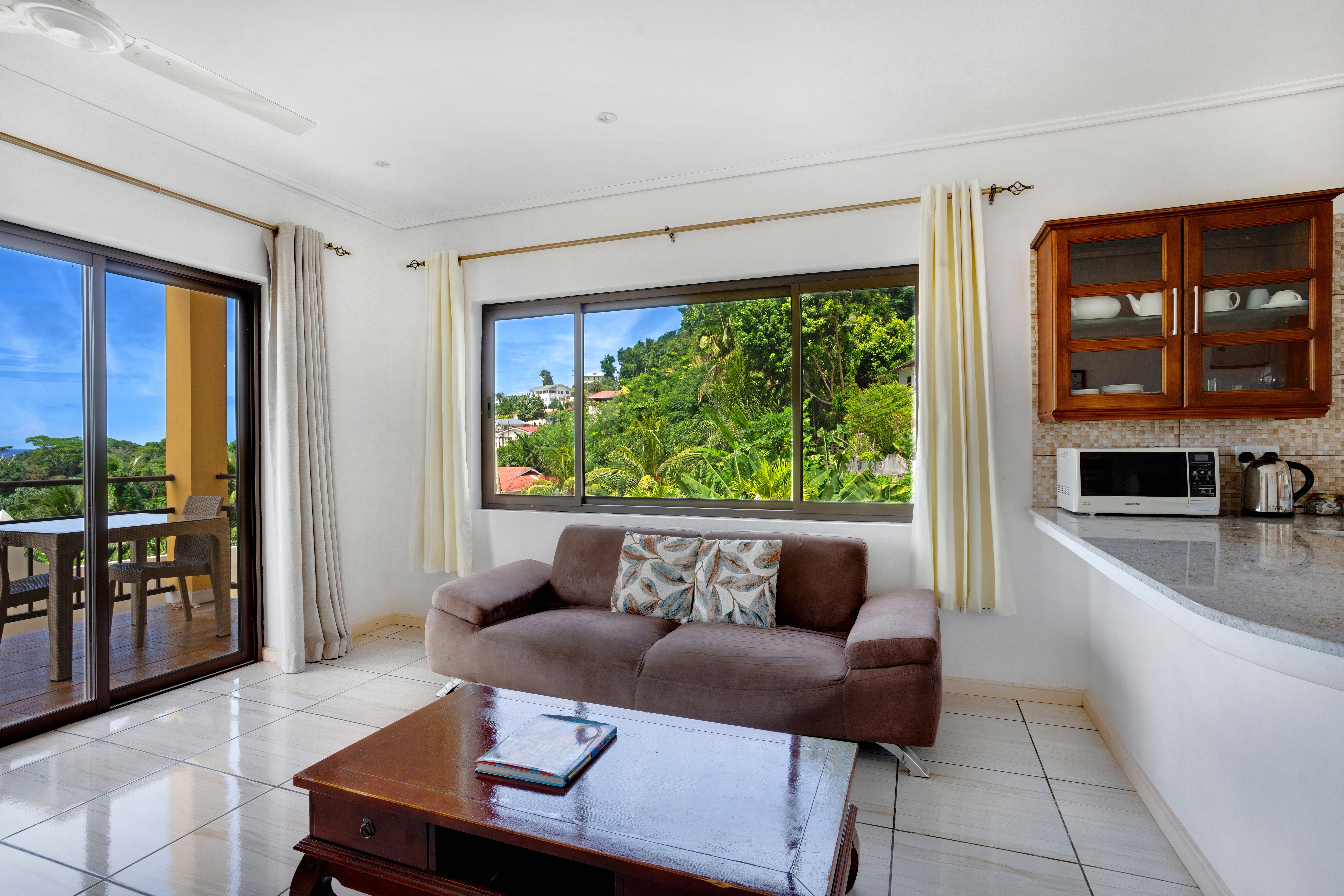 Living room Red room sea view