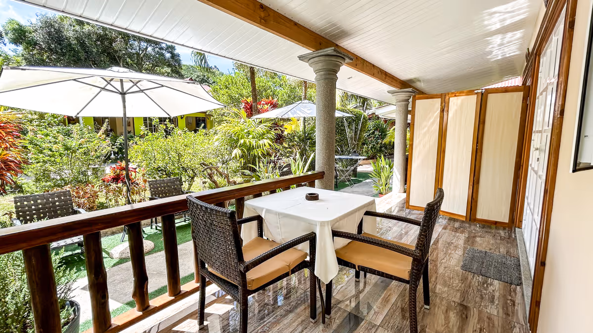 Deluxe Garden Apartment 