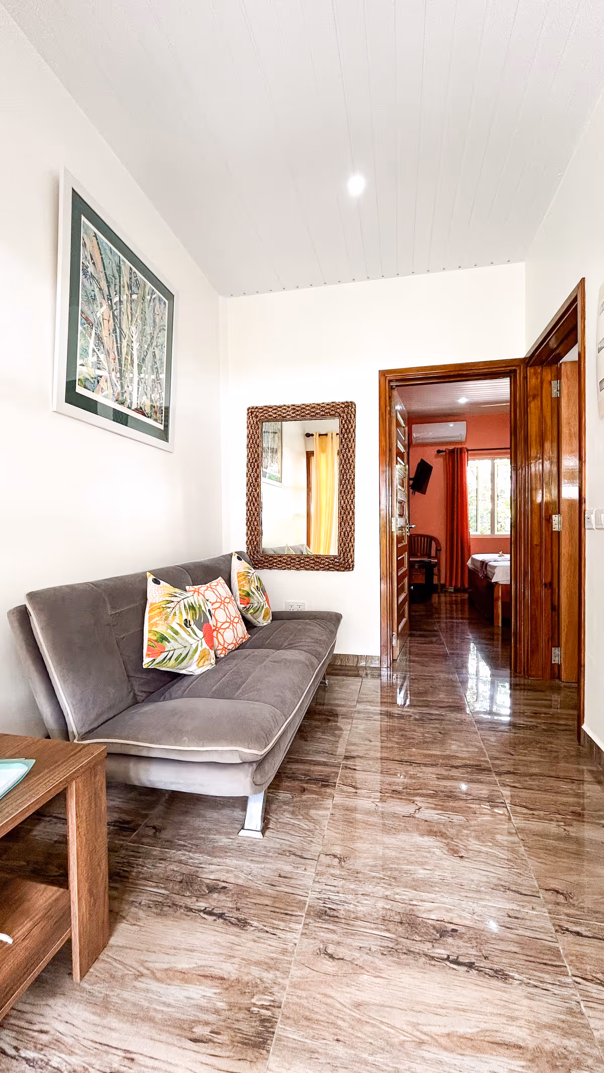 Deluxe Garden Apartment 