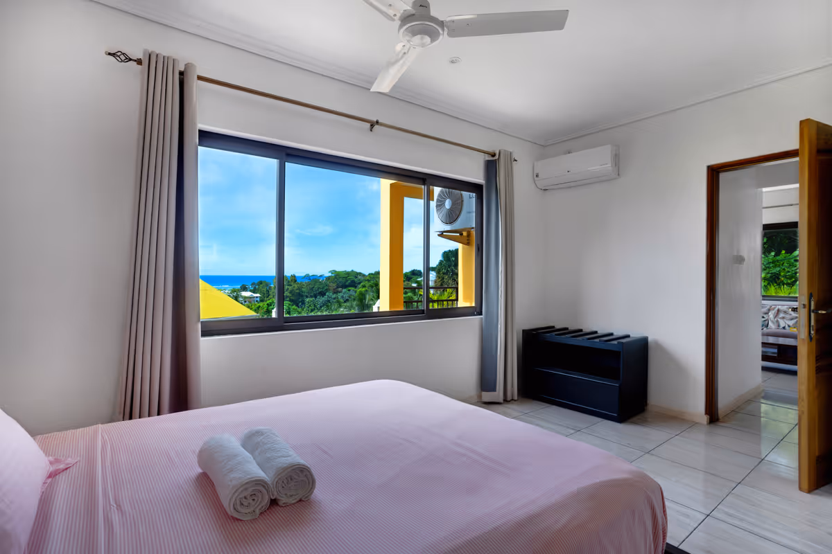 Bedroom Red room sea view